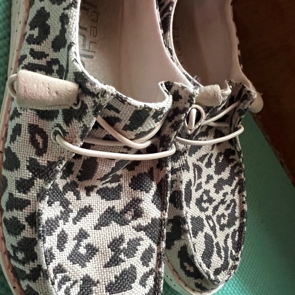 Hey Dude size 5 - Picture 3 of 13